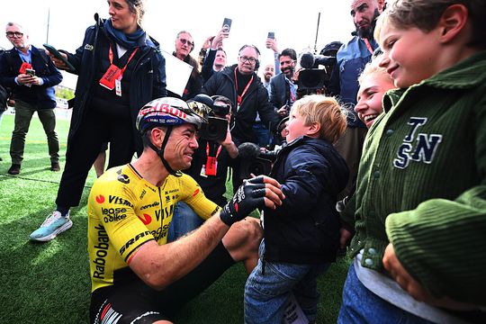 Toprenner Wout van Aert ondergaat bijzonder moment met zoontjes en vrouw