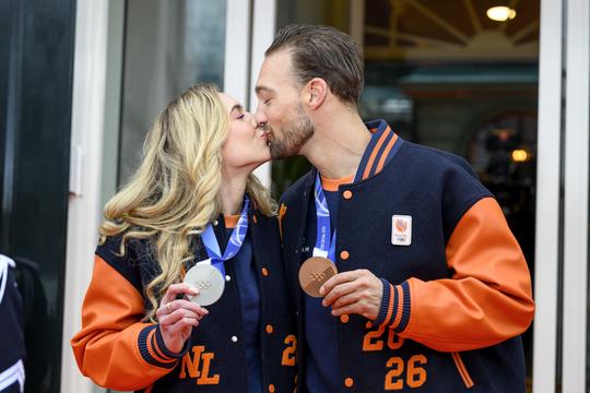 Topschaatser Joy Beune bijt van zich af in gesprek met schaatscollega: 'Ik moet echt even mijn bek houden'