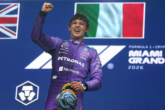 F1-sensatie Kimi Antonelli (19) zadelt George Russell op met groot probleem: 'Dat werpt zijn vruchten af'
