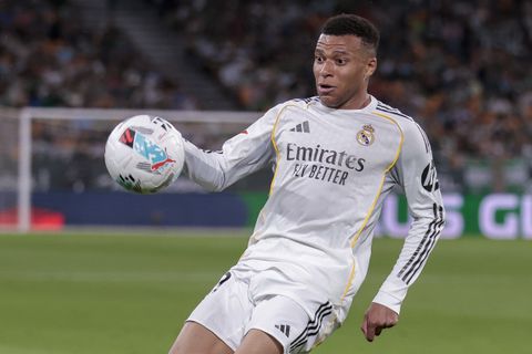 Nieuw uitstapje topvoetballer Kylian Mbappé met vriendin wekt woede: 'Kan me er niet mee bemoeien'
