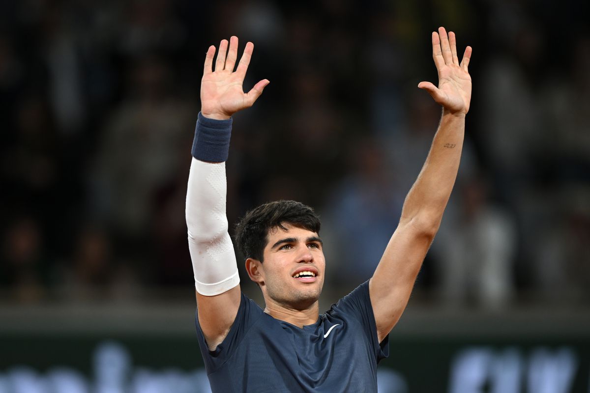 Carlos Alcaraz zorgt voor prachtaffiche in halve finales Roland Garros na masterclass tegen Stefanos Tsitsipas