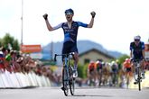 Derek Gee verrast de klassementsmannen met machtige sprint en wint derde etappe van Critérium du Dauphiné
