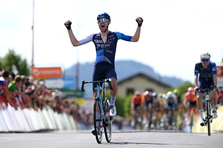 Derek Gee verrast de klassementsmannen met machtige sprint en wint derde etappe van Critérium du Dauphiné