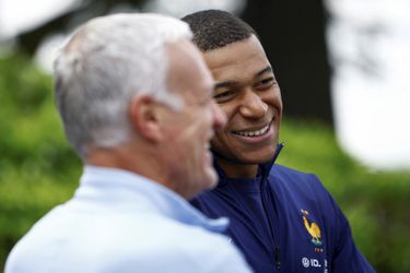 Eerste beelden Kylian Mbappé na bekendmaking transfer Real Madrid: met grote glimlach richting Metz
