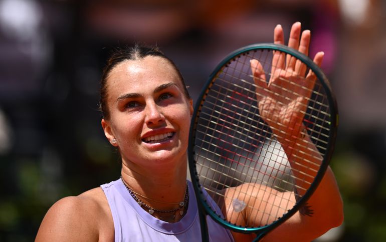 Toptennisster Aryna Sabalenka haalt uit naar Roland Garros voor clash met aartsrivaal: 'We verdienen allemaal dezelfde behandeling'