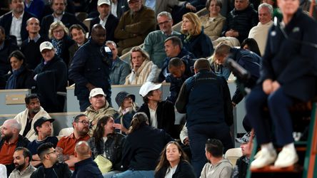 Onrust op Roland Garros: schreeuwende toeschouwer bij absolute topwedstrijd uit publiek verwijderd
