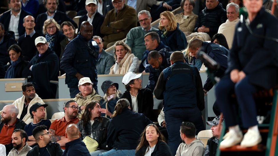 Onrust op Roland Garros: schreeuwende toeschouwer bij absolute topwedstrijd uit publiek verwijderd