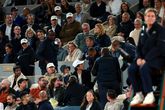 Onrust op Roland Garros: schreeuwende toeschouwer bij absolute topwedstrijd uit publiek verwijderd