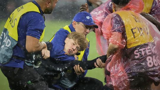 Geshockeerde Cristiano Ronaldo tijdens de warming-up aangevlogen, maar kan later ook juichen