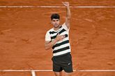 Toptennisser Carlos Alcaraz 'moet sorry zeggen' op Roland Garros: 'Ik had zelfs mijn ogen dicht kunnen doen'