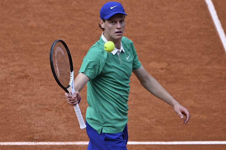 Toptennisser Jannik Sinner ondanks spionage van grote rivaal naar halve finales op Roland Garros