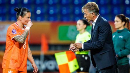 Pissige bondscoach wijst op tijdelijk probleem bij Oranje Leeuwinnen: 'Ik weet hoe dit werkt'