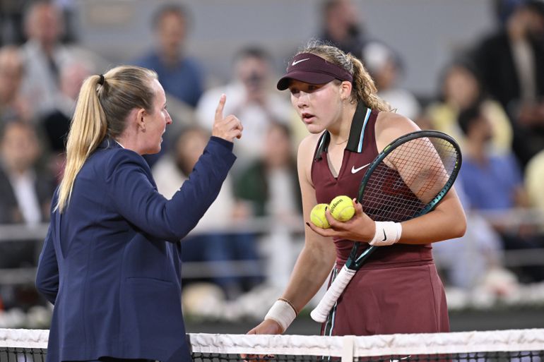 Woedende toptennisster slaat bal keihard het publiek in op Roland Garros: 'Dat had ik verwacht'