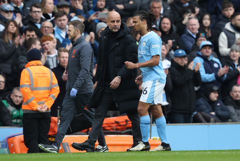 Nathan Aké lovend over 'gekke' Pep Guardiola: 'Maar je zag dat niet iedereen aan de situatie gewend was'