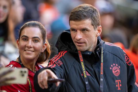 Duitse topvoetballer (36) en veelbesproken vrouw bevestigen pijnlijke geruchten: 'Zijn al tijdje uit elkaar'