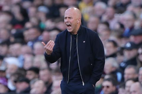Arne Slot beschuldigd van 'arrogantie' bij Liverpool: 'Persoonlijke aanvallen op spelers'