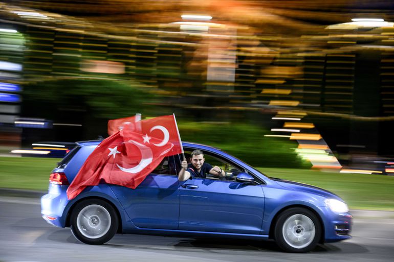 Turkse Nederlanders leggen uit waarom ze toeteren na overwinning Turkije: 'Houden ons nog in'