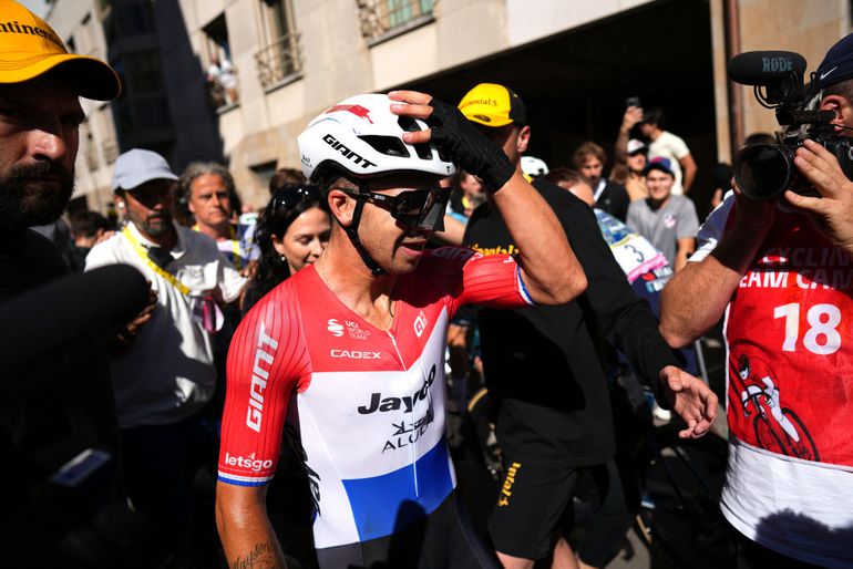 Dylan Groenewegen spurt na zinderende massasprint in Nederlandse trui naar fraaie zege in Tour de France