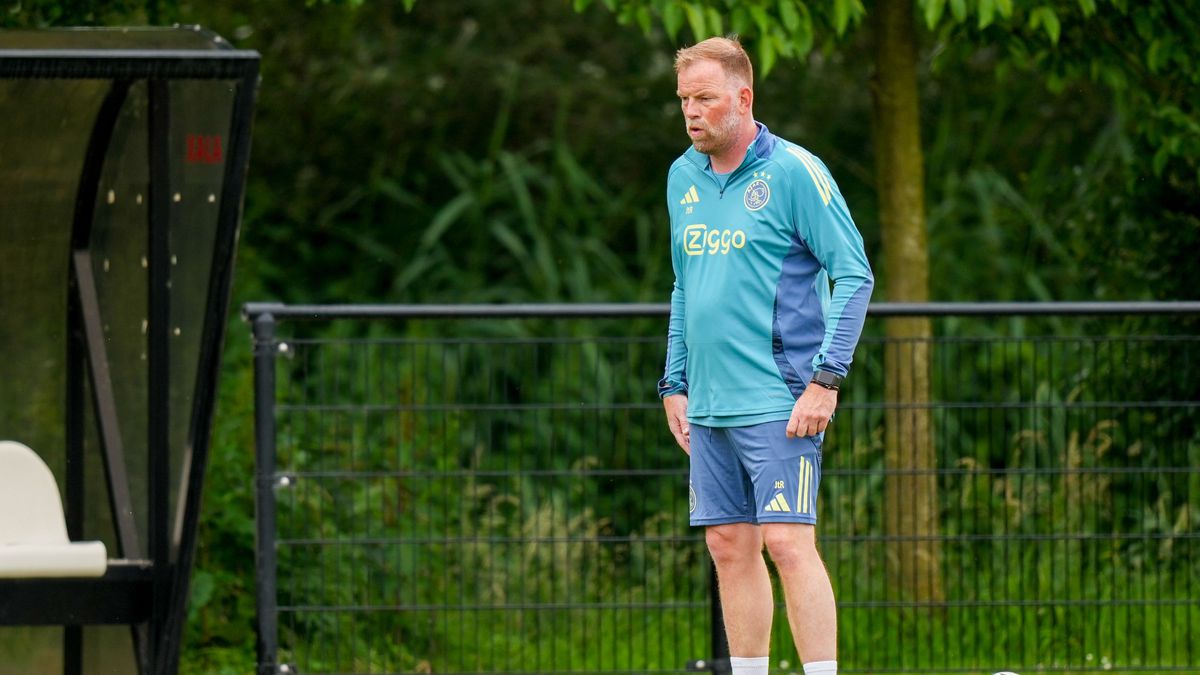 Bizar nieuws bij Ajax: 'Trainer twee weken na tekenen contract weggekaapt voor 100.000 euro'