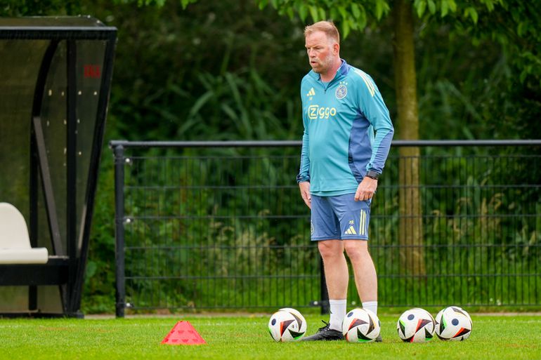 Bizar nieuws bij Ajax: 'Trainer twee weken na tekenen contract weggekaapt voor 100.000 euro'