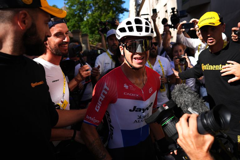 Dylan Groenewegen dankt 'Batman-bril' na zege in Tour de France: 'Ik zet m'n feestneus de hele avond op'
