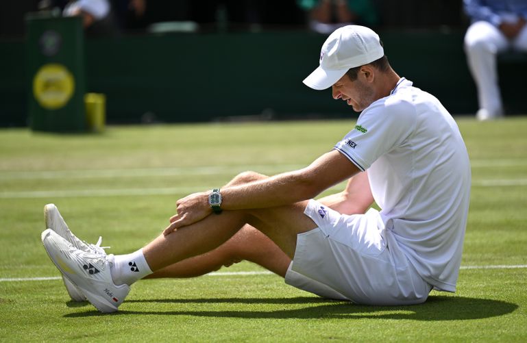 Opmerkelijk moment op Wimbledon: titelkandidaat blesseert zich bij duik en doet dat daarna doodleuk opnieuw