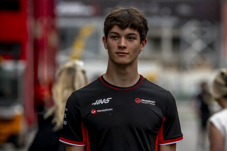 Oliver Bearman (19) rijdt volgend seizoen bij Haas in de Formule 1 en vervangt deze coureur