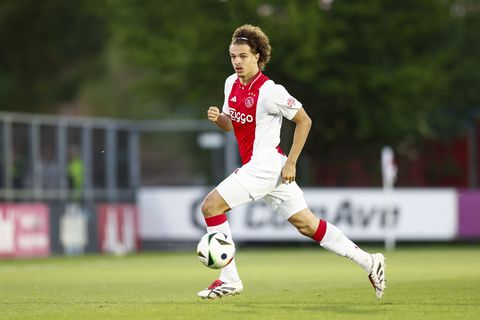 Zoon van ESPN-analist tekent contract tot 2028 bij Ajax: 'We zien veel potentie'