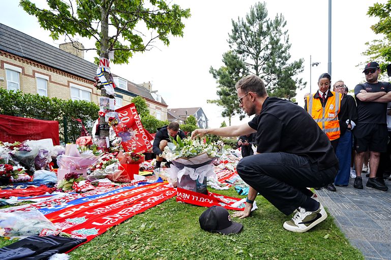 Jordan Henderson reist af naar Liverpool en brengt prachtig eerbetoon aan Diogo Jota