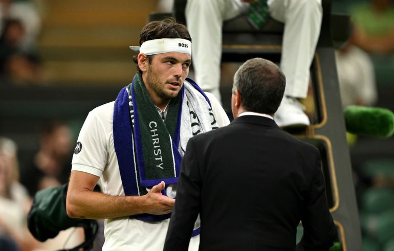 Wimbledon-partij twee keer stilgelegd door medische noodgevallen, bloed druipt op baan
