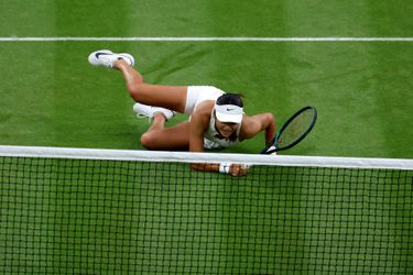 Publiekslieveling Wimbledon zorgt met vervelende val voor grote schrik: 'Dit kan wel eens vervelend uitpakken'