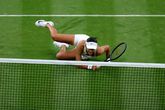 Publiekslieveling Wimbledon zorgt met vervelende val voor grote schrik: 'Dit kan wel eens vervelend uitpakken'