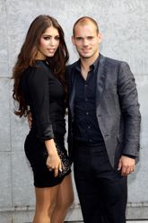 Yolanthe Cabau heeft ex Wesley Sneijder op bezoek: 'Je kan beter in Nederland zitten dan hier'