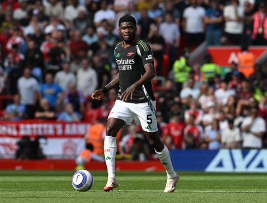 Bizar verhaal: topvoetballer aangeklaagd voor meerdere verkrachtingen, club wist al drie jaar van onderzoek