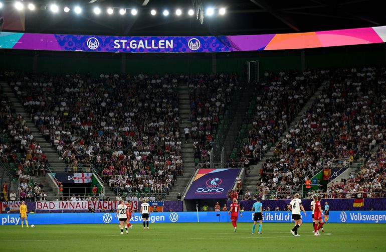 Kijkers EK verrast met grote wisseltruc bij NOS, plots andere commentator te horen