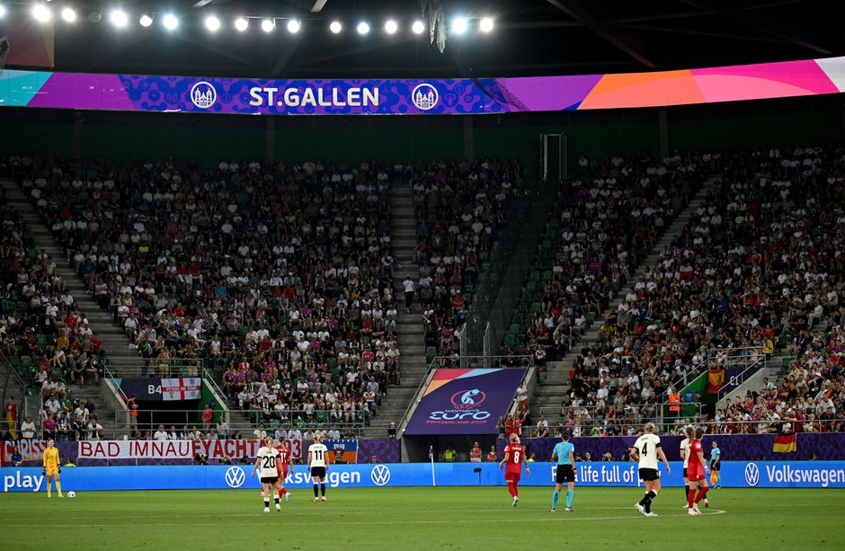 Kijkers EK verrast met grote wisseltruc bij NOS, plots andere commentator te horen