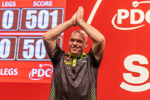 Topdarter Michael van Gerwen viert bescheiden nieuw succes na veelbesproken rentree