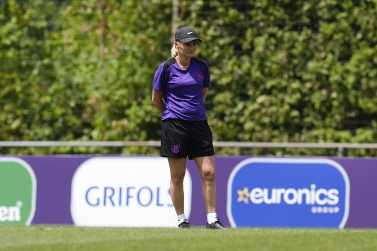 'Britse' Sarina Wiegman ontvangt prachtige woorden: 'Ze is het beste wat het Engelse voetbal is overkomen'