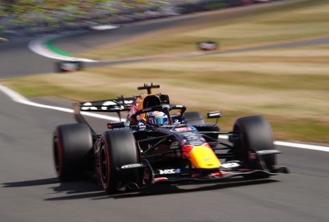 Vloekende Max Verstappen te kijk gezet door teamgenoot, Kimi Antonelli pakt pole voor GP Groot-Brittannië