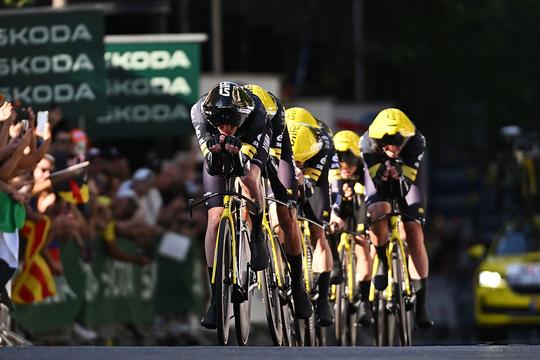IJzersterke Jonas Vingegaard deelt eerste tik uit aan Tadej Pogacar en pakt eerste gele trui