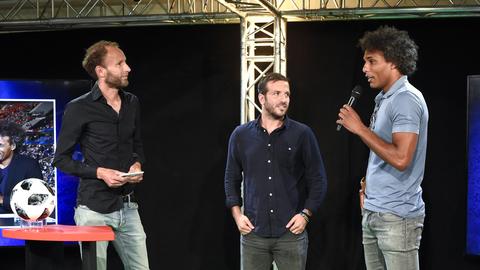 NOS-presentator (52) ziet goede bekenden opduiken in tv-studio: 'Ook nog eens toevallig in het shot'