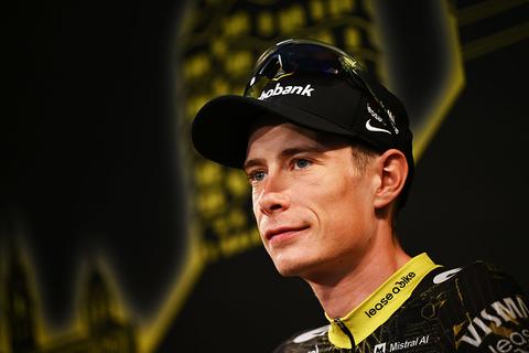 Ontspannen Jonas Vingegaard begint met nieuw kapsel aan Tour de France: 'Lang haar kan heel vervelend zijn'