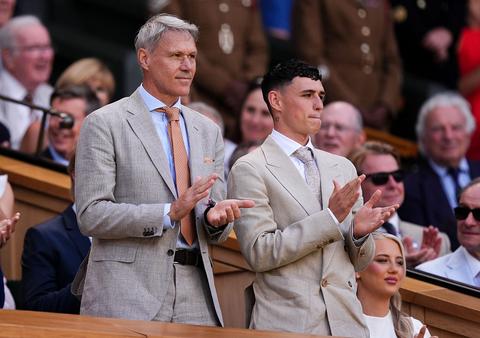 Nederlands voetbalicoon Marco van Basten duikt samen met topvoetballer op bij Wimbledon