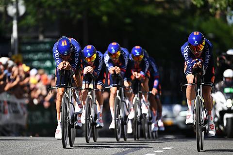 Live Tour | Mathieu van der Poel is begonnen aan zijn Tour de France in de vernieuwde ploegentijdrit