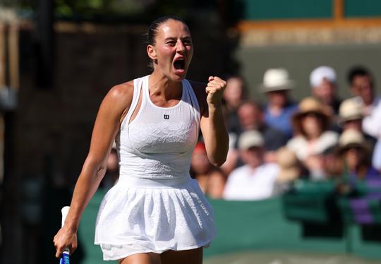 Outfit van toptennisster (24) zorgt voor opschudding op Wimbledon: 'Ze heeft de dresscode opnieuw uitgevonden'