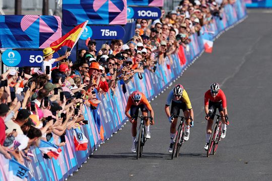 Sluwe Marianne Vos moet genoegen nemen met zilver na chaotisch einde op Olympische Spelen