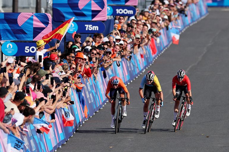 Sluwe Marianne Vos moet genoegen nemen met zilver na chaotisch einde op Olympische Spelen