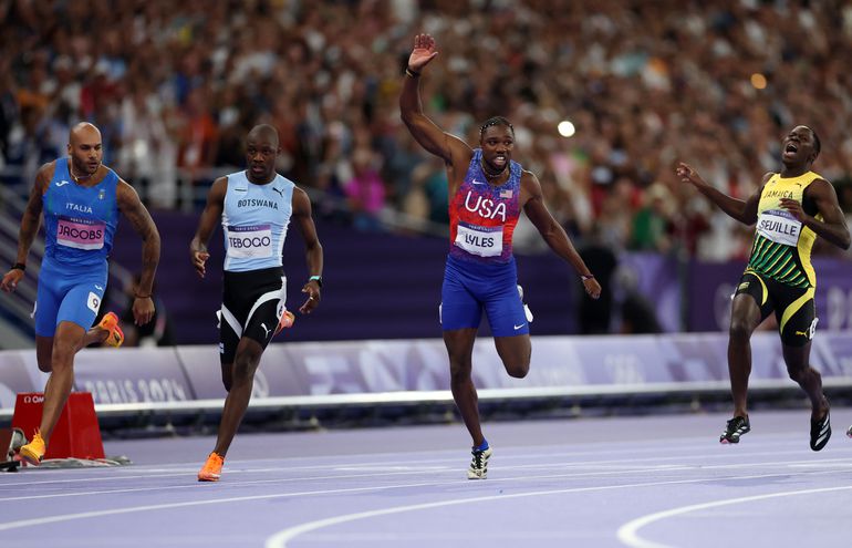 Bizarre fotofinish op 100 meter: Amerikaanse Noah Lyles wint op vijfduizendste van een seconde