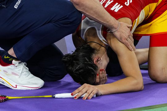 Hartverscheurende beelden op Olympische Spelen: Spaanse badmintonster loopt horrorblessure op