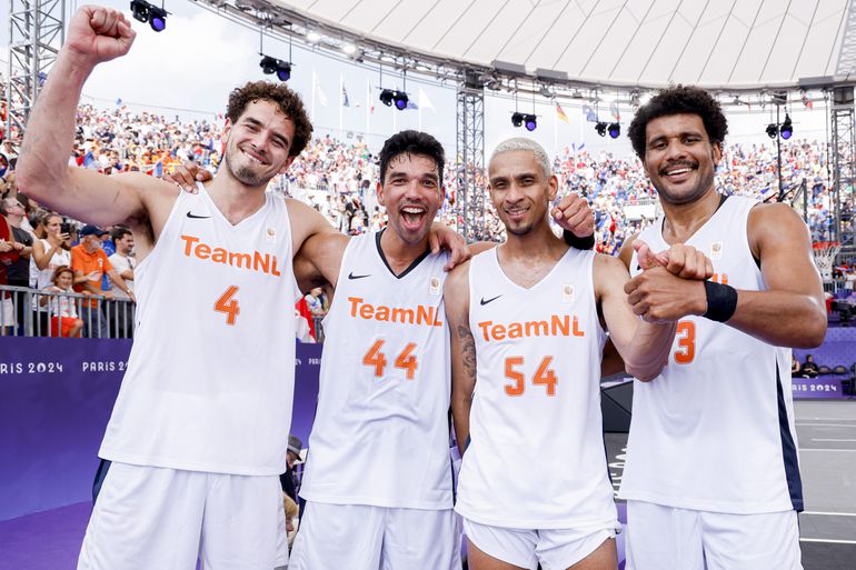 Nederlandse 3x3 basketballers stunten met finaleplaats en zijn zeker van historische medaille op Olympische Spelen